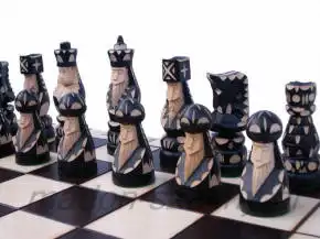 قطع شطرنج منحوتة يدويًا